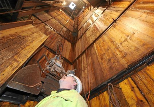 Im Dezember 2020 steht Thomas Finkeldey, beim Landesbergamt zuständig für Gefahrenabwehr im Altbergbau, auf einer Tiefe von knapp 20 Metern im Schacht Neuer Josua. Jetzt ist der Grubenbau saniert und mit Beton verfüllt. Fotos: LBEG/Eike Bruns