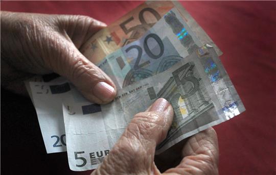 Im Dezember 2022 erhielten Grundsicherung im Alter 55,4 Prozent der insgesamt knapp 1,2 Millionen Empfängerinnen und Empfänger.