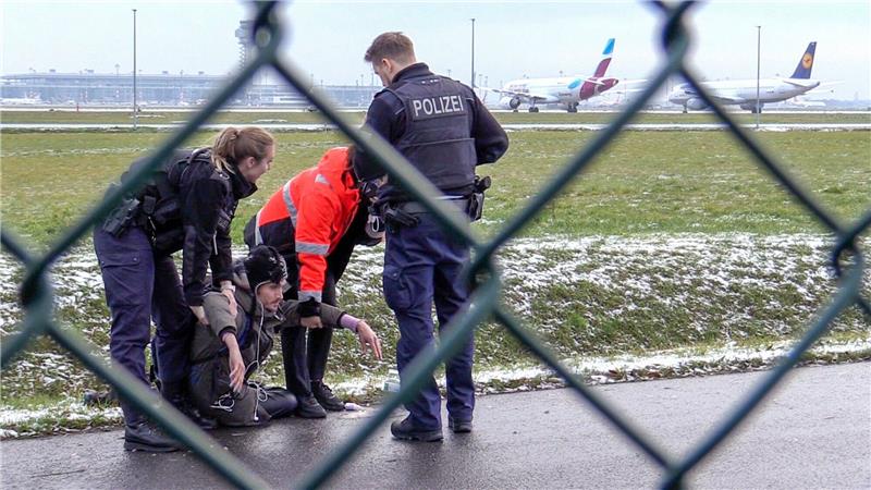 Polizei-Einsätze am BER: Mehr Klimaaktivisten sollen zahlen Im Dezember 2022 gelangten einige Klimaaktivisten in den abgesperrten Bereich des BER-Flughafens.