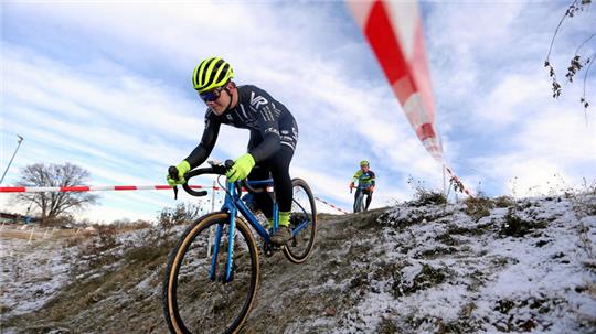 Im Dezember 2022 und März 2024 ging es mit wenigen Startern durch den leicht mit Schnee bedeckten Sportpark in Bad Harzburg. Jetzt ist das Cyclocross-Rennen im Rahmen einer Serie zurück. Foto: Neuendorf