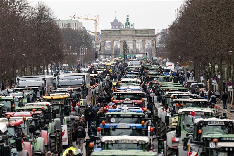 Im Dezember fuhren die Bauern mit tausenden Traktoren durch Berlin um gegen die Pläne der Regierung zu protestieren.