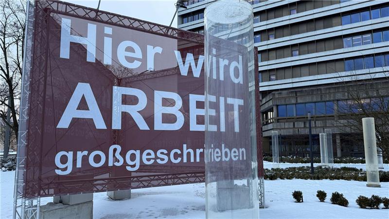 Im Dezember steigt die Arbeitslosigkeit: Betriebe stellen vor dem Jahresende weniger ein und in der kalten Jahreszeit gibt es weniger Außenjobs.