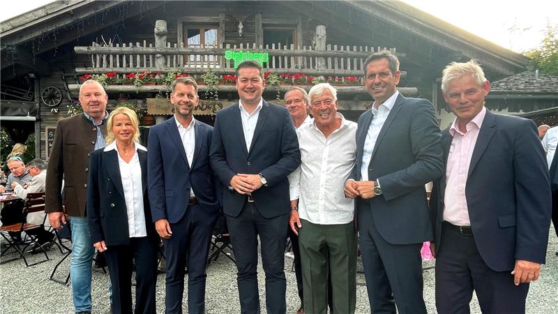 Olaf Lies macht Mut beim Steinberg-Dialog in Goslar Im Dialog auf der Steinbergalm in Goslar: (v.l.) Gastgeber Burkhard Rösner, Goslars Oberbürgermeisterin Urte Schwerdtner, Wolfsburgs OB Florian Weilmann, Braunschweigs OB Thorsten Kornblum, Ex-OB Ulrich Markurth, Organisator Martin Burghartz, Ministerpräsident Olaf Lies und Salzgitters OB Frank Klingebiel.