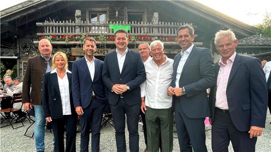 Im Dialog auf der Steinbergalm in Goslar: (v.l.) Gastgeber Burkhard Rösner, Goslars Oberbürgermeisterin Urte Schwerdtner, Wolfsburgs OB Florian Weilmann, Braunschweigs OB Thorsten Kornblum, Ex-OB Ulrich Markurth, Organisator Martin Burghartz, Ministerpräsident Olaf Lies und Salzgitters OB Frank Klingebiel.