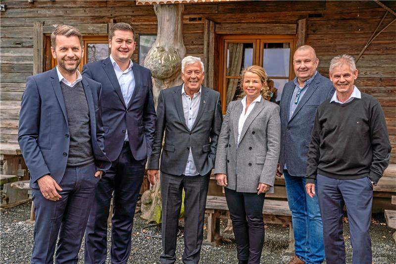 Ukraine-Flüchtlinge: Grenzen der Aufnahmefähigkeit erreicht Im Dialog (v. li.): Wolfsburgs Oberbürgermeister Dennis Weilmann, Braunschweigs Oberbürgermeister Thorsten Kornblum, PR-Unternehmer Martin Burghartz, Goslars Oberbürgermeisterin Urte Schwerdtner, Almwirt Burkhard Rösner und Salzgitters Oberbürgermeister Frank Klingebiel. Foto: Filmpunktton