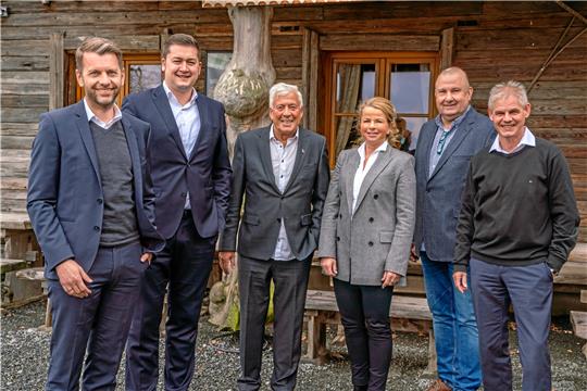 Im Dialog (v. li.): Wolfsburgs Oberbürgermeister Dennis Weilmann, Braunschweigs Oberbürgermeister Thorsten Kornblum, PR-Unternehmer Martin Burghartz, Goslars Oberbürgermeisterin Urte Schwerdtner, Almwirt Burkhard Rösner und Salzgitters Oberbürgermeister Frank Klingebiel.  Foto: Filmpunktton