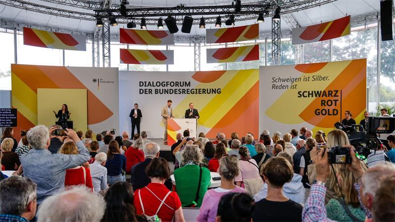 Hunderttausende feiern Einheitsfest Im Dialogforum der Bundesregierung stellte sich Verteidigungsminister Boris Pistorius (SPD) den Fragen der Bürgerinnen und Bürger.