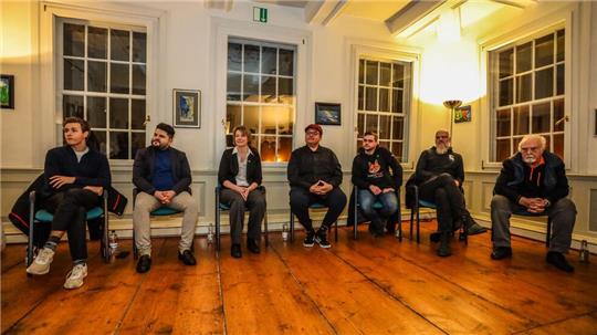 Im Dietzelhaus diskutieren (v.l.) Dr. Constantin Weigel, Ali Abo-Hamoud, Stephanie Busch, Samuel Marfo, Wolfram Haeseler, Tobias Schwerdt und Eckhard Bruns.