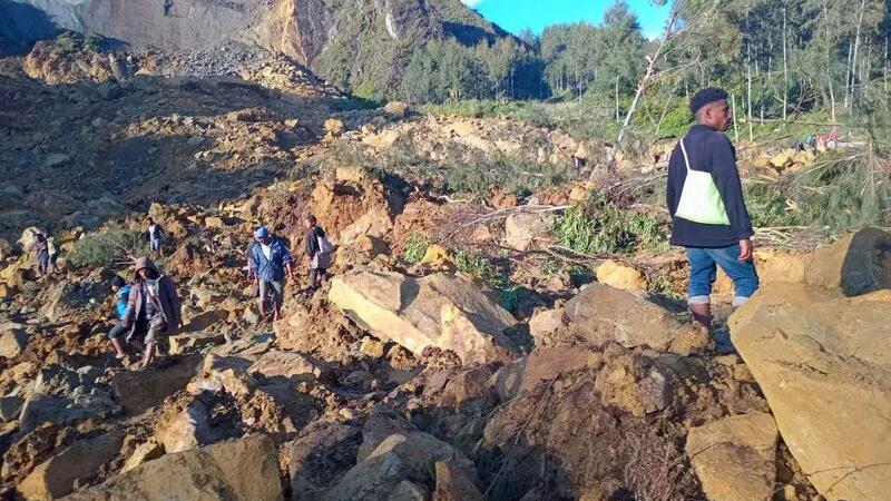 Erdrutsch in Papua-Neuguinea: 2000 Tote befürchtet Im Dorf Kaokalam in der Provinz Enga suchen Dorfbewohner nach Überlebenden.