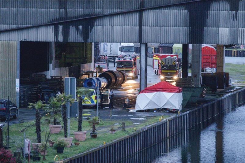 13-Jähriger soll Obdachlosen erstochen haben Im Dortmunder Hafen sicherte die Kriminalpolizei in einem Tatort-Schutzzelt Spuren.