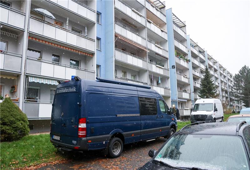 Geiselnahme in Dresden beendet - Täter stirbt Im Dresdner Stadtteil Prohlis soll der Täter in einer Wohnung seine Mutter getötet haben.