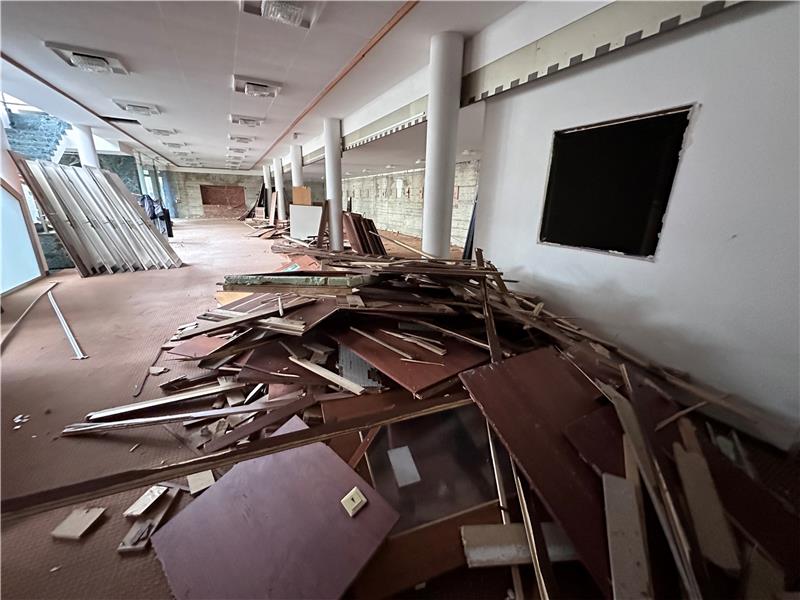 Im Eingangsbereich ist bereits die komplette Garderobe herausgerissen. Und oben im Saal sind schon die ersten Vorarbeiten geleistet, um demnächst die Holzvertäfelung von den Wänden zu holen. Insgesamt wird das Entkernen nach ersten Schätzungen gut vier Wochen dauern. Fotos: Schlegel