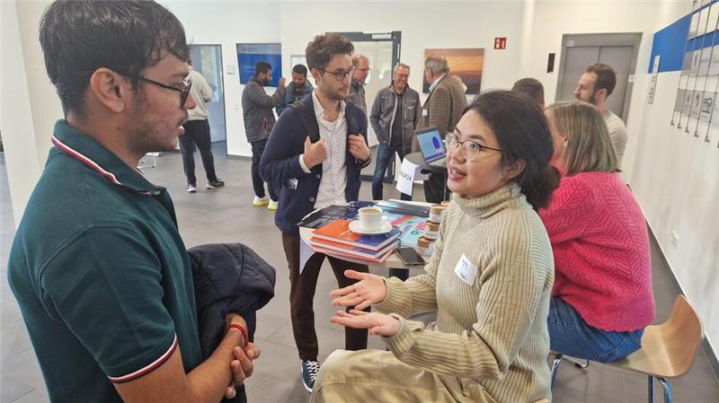 Im Eingangsbereich kommen vor allem Studenten mit Mietern des Gründungszentrums ins Gespräch.