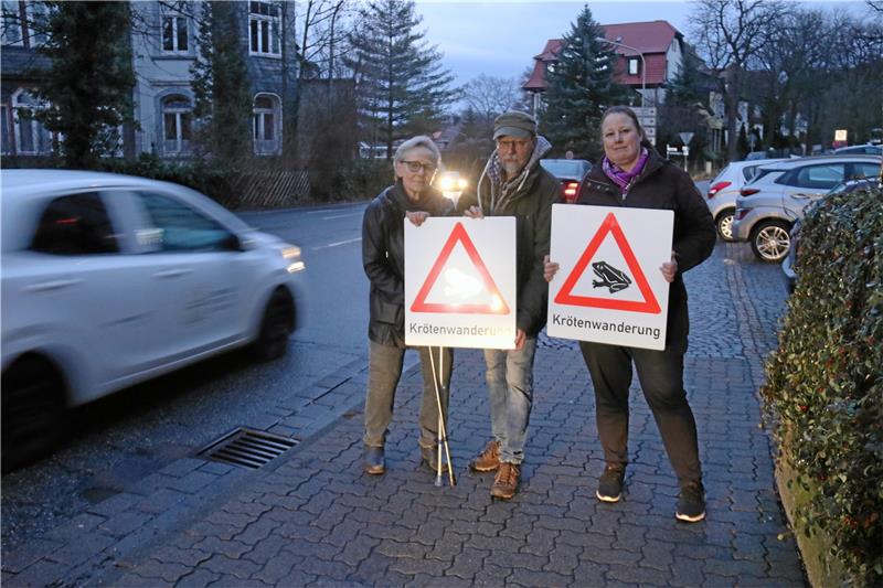 Früher Beginn der Krötenwanderung: Helfer gesucht Im Einsatz für bedrohte Amphibien: Gudrun Sakowski (v.l.), Thomas Moll und Nadine Sakowski wollen auch in diesem Jahr wandernden Kröten und Fröschen über die Straße helfen. Wer packt mit an und unterstützt das Trio? Foto: Hartmann