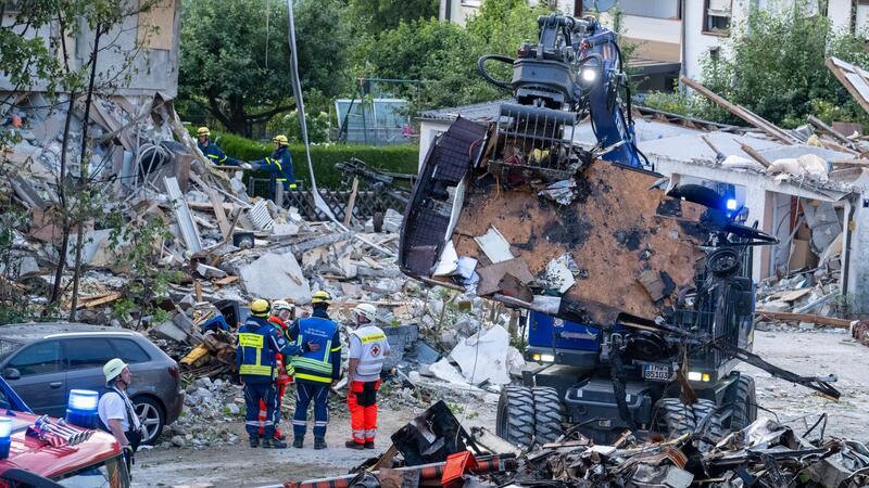 Reihenhaus in Memmingen eingestürzt Im Einsatz ist auch schweres Gerät.