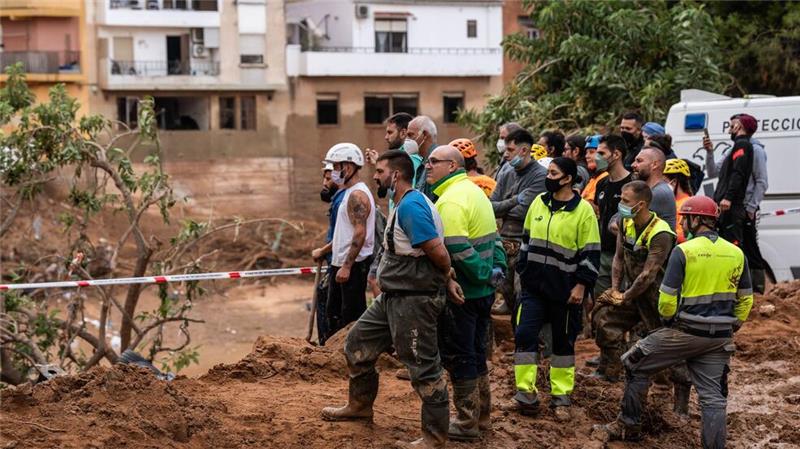 Fieberhafte Vermisstensuche nach Flutdrama in Spanien Im Einsatz sind im Katastrophengebiet unter anderem bereits 7.500 Militärangehörige.