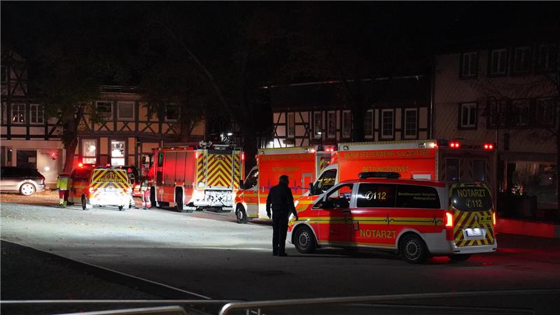 Auf dem Marktplatz in Salzgitter-Bad, unmittelbar nahe dem Krankenhaus, parken am Abend mehrere Fahrzeuge des Rettungsdienstes.