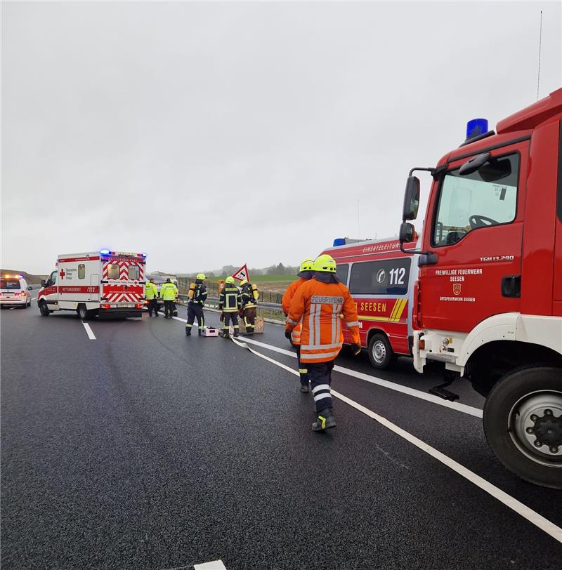 Wohnanhänger bei Unfall auf A7 aufgeschlitzt: Familie verletzt Im Einsatz waren die Feuerwehr Seesen, der Rettungsdienst, ein Notarzt sowie die Autobahnpolizei aus Göttingen. Foto: Freiwillige Feuerwehr Seesen