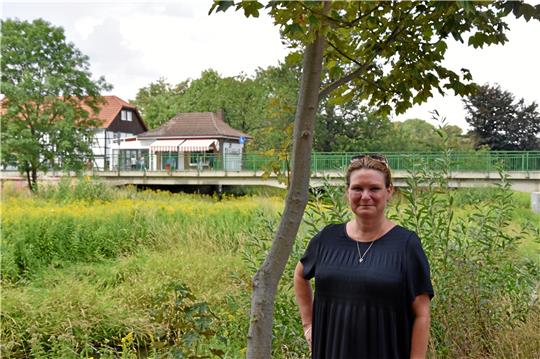 Im Eiscafé Adria findet das Pressegespräch mit Julia Mefs statt. Anschließend geht es gemeinsam an die Oker, um in malerischer Kulisse die Natur zu genießen.  Foto: Jambrek