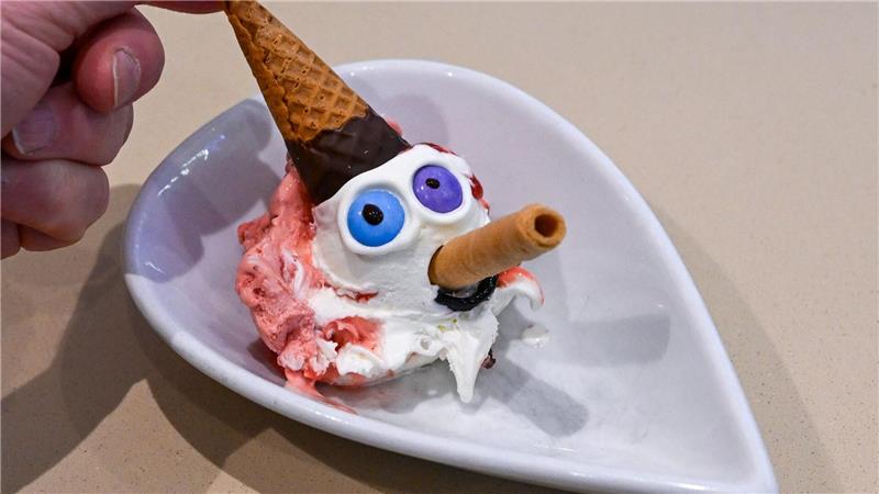 Eis-Verband: Kugelpreis im europaweiten Vergleich günstig Im Eiscafe „Caffe e Gelato“ werden für Pinocchio die Sorten Fior di Latte und Erdbeere mit Erdbeersoße gemischt.