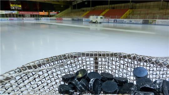 Im Eisstadion Braunlage ist alles vorbereitet für die neue Saison. Zuerst wird die Halle für zwei Eishockey-Trainingslager genutzt.