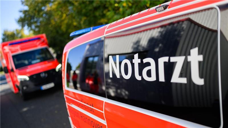 Im Emsland ein junger Autofahrer gestorben. (Symbolbild) 