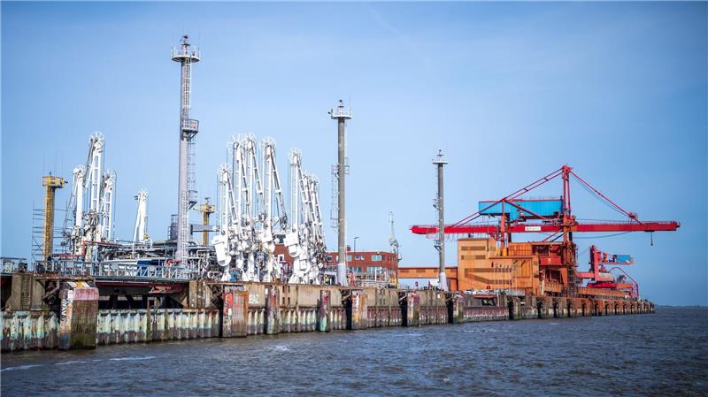 Ein Jahr nach Schiffsankunft - Noch kein LNG-Import in Stade Im Energiehafen von Stade wurde ein Anleger für das LNG-Terminalschiff gebaut - die Inbetriebnahme verzögert sich aber. (Archivbild)