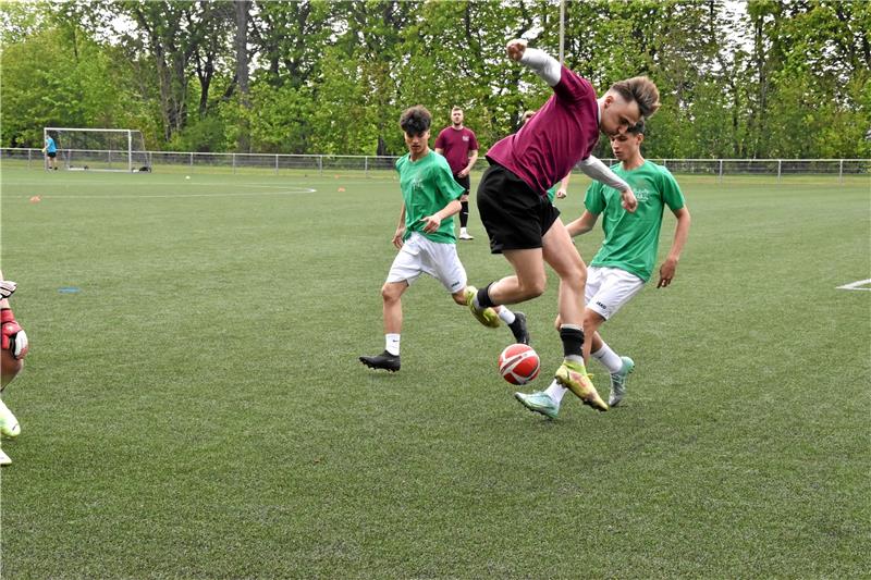 Soccer und Kulturfest für Menschen mit und ohne Behinderung Im Eröffnungsspiel des Inklusiven Soccerturniers treffen das „Team Schmidt“ (bordeaux) und die OBS Deilich Bad Harzburg (grün) aufeinander. Die Schmidt-Kicker erweisen sich als die stärkste Mannschaft des Tages und holen den Siegerpokal. Die Spieler in Grün landen auf Platz vier von 15 Mannschaften. Foto: Hartmann