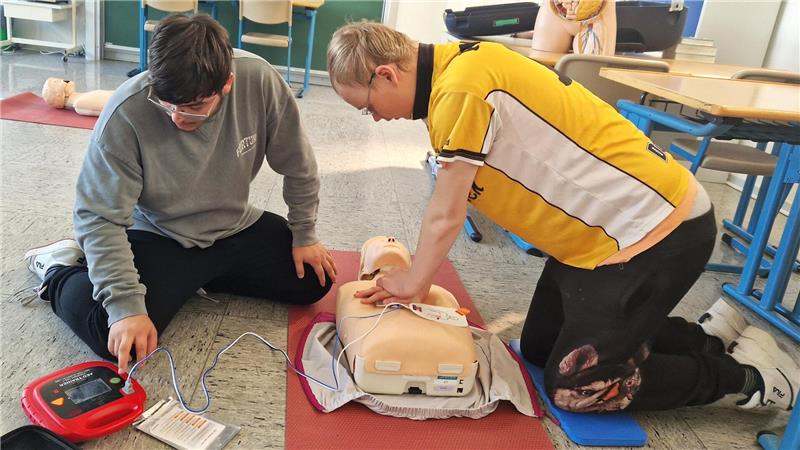 Wie Clausthal-Zellerfelder Schüler zu Lebensrettern werden Im Erste-Hilfe-Kurs lernen die Abschlussschüler der HRS, wie sie einen Defibrillator richtig aufkleben und einsetzen.