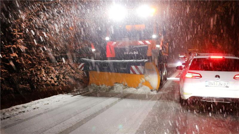 Glätte und Schnee in Mittelgebirgen zum Wochenstart Im Erzgebirge räumte der Winterdienst den Schnee von den Straßen.
