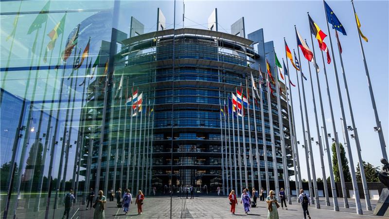Von der Leyen muss sich Misstrauensvotum stellen Im Europaparlament in Straßburg wird in der kommenden Woche über den Misstrauensantrag abgestimmt werden. (Archivbild)