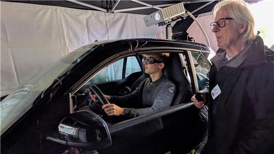 Der Bund gegen Alkohol und Drogen im Straßenverkehr bringt zur Messe einen Fahrsimulator mit. Damit testen die Schüler ihre Reaktionszeit sowohl mit als auch ohne Rauschbrille.