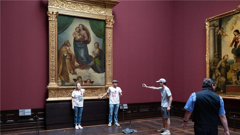 Klebe-Attacke auf „Sixtinische Madonna“ - Mildere Strafen Im Fall der Attacke auf Dresdens „Sixtinische Madonna“ sind die Strafen gemildert worden. (Archivbild)