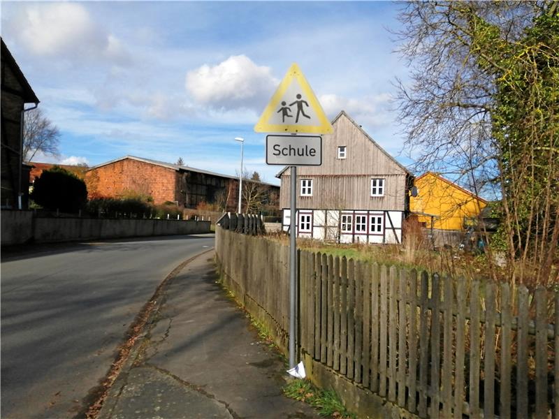 Im Fall der Einrichtung einer Tempo-30-Zone in Bredelem muss das Verkehrsschild „Achtung, Kinder!“ an der Freien Schule entfernt werden. Foto: Hohaus