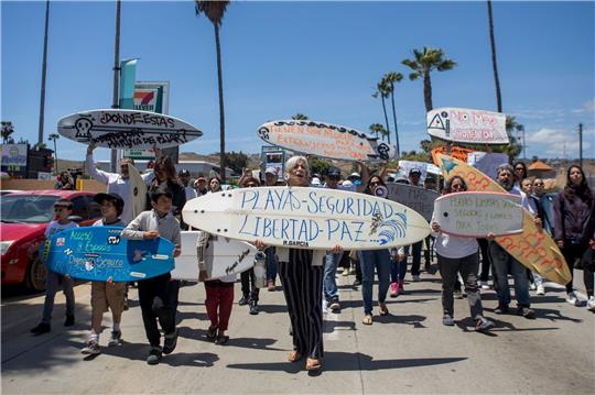 Im Fall der drei vermissten ausländischen Surfer ist gegen einen Verdächtigen ein Haftbefehl vollstreckt worden. Ihm werde vorgeworfen, die drei Männer verschwinden lassen zu haben.