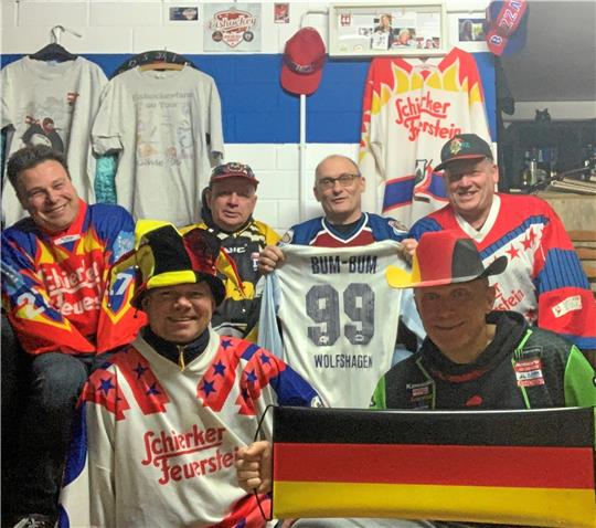Im Fan-Outfit früherer Tage (hinten von links): Jörg „Schorsch“ Schnabel, Christian „Nato“ Müller, Meik „Lupo“ Kühn und Thomas „Otto“ Müller sowie Marc „Vasi“ Fischer (vorn links) und Gastgeber, Thomas „Klinge“ Klingebiel. Nicht im Bild: Ralph „Ralle“ Stephan. Foto: Privat