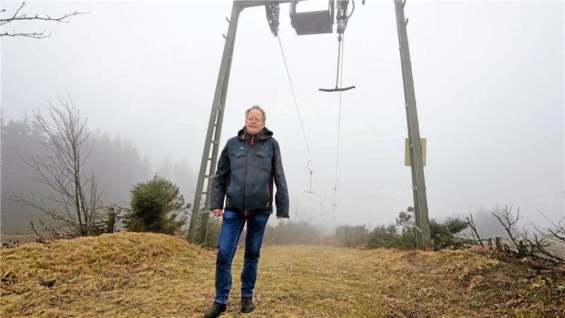 Skilift-Abriss auf Torfhaus: Nun beginnt die Wintersaison früher Ein Mann steht auf einer Skipiste ohne Schnee.