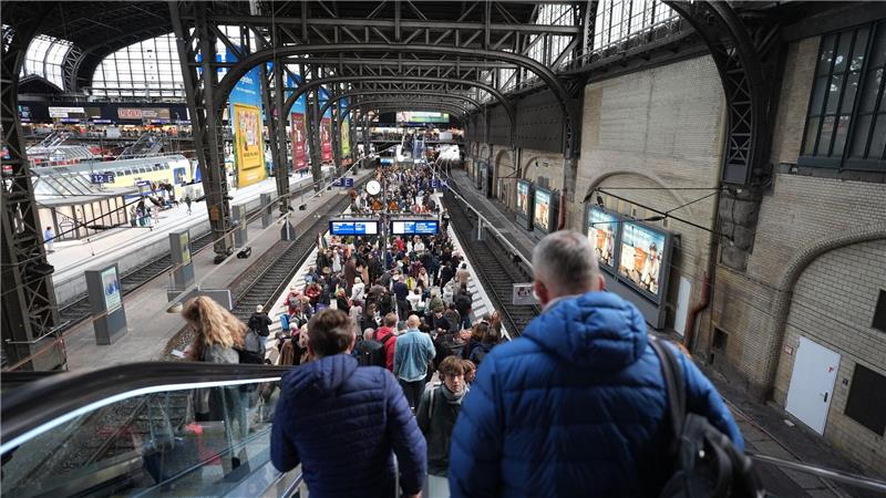 Reparatur nach Kabelschaden in Hamburg bis Donnerstagmorgen Im Fernverkehr kommt es zu Einschränkungen.