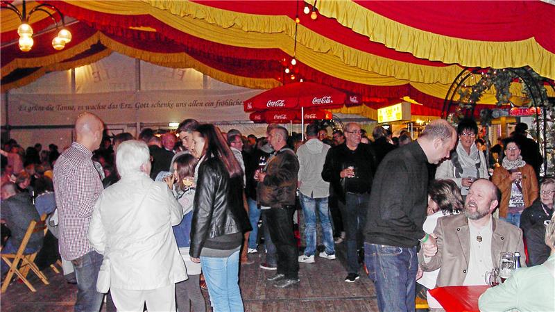 Im Festzelt beweist Altenau, wie gut es feiern kann. Da geht schon einmal das Bier zur Neige.