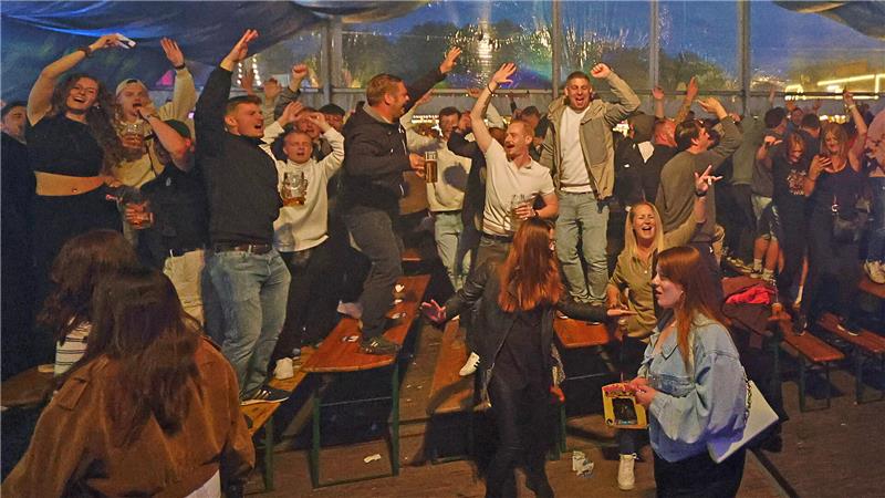 Bilder vom Herrenabend: Party im Zelt, Bier über die Ladentheke Im Festzelt hält es beim Herrenabend manche nicht mehr auf den Sitzplätzen.