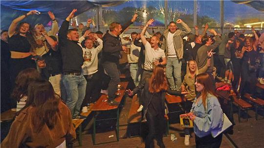 Im Festzelt hält es beim Herrenabend manche nicht mehr auf den Sitzplätzen.