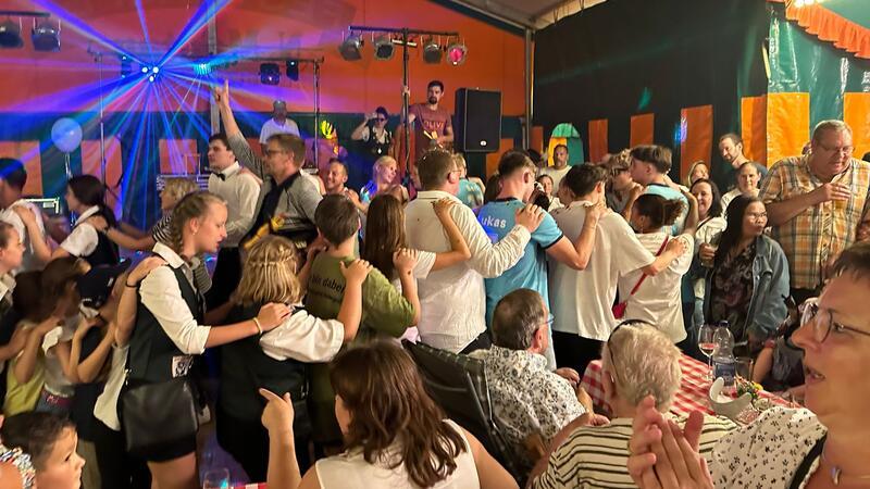 Im Festzelt in Hohegeiß wird ausgelassen gefeiert.