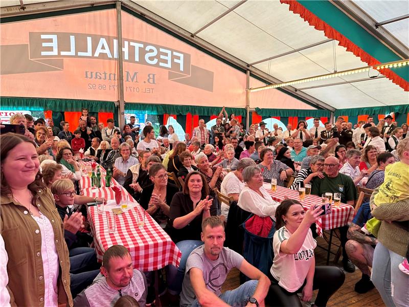 Hohegeiß feiert drei Tage lang seinen Schützenverein Im Festzelt sorgt vor allem eine Playback-Show für Stimmung. Foto: Eggers