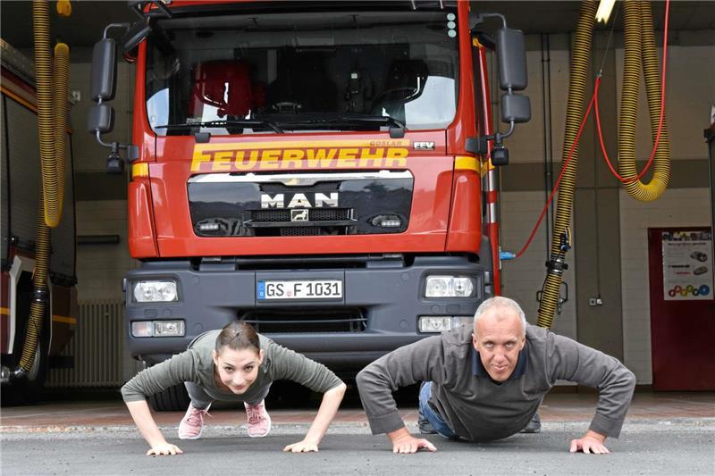 Im Fitness-Test misst sich Udo Löprich mit GZ-Redakteurin Svenja Paetzold-Belz: Wer gerät bei Liegestützen und Kniebeugen stärker aus der Puste?