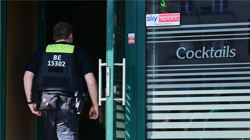 Illegales Glücksspiel - Automaten bei Razzia beschlagnahmt Im Fokus des Großeinsatzes von Justiz, Polizei und Bezirken stehen Läden wie Shisha-Bars, Spätis, Imbissstuben oder Cafés, in denen illegal aufgestellte Geräte vermutet werden.