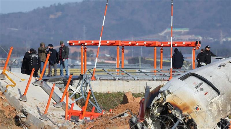 Flughafen in Südkorea nach tödlichem Unglück durchsucht Im Fokus steht eine Mauer am Ende der Landebahn, an der das Flugzeug zerschellte.