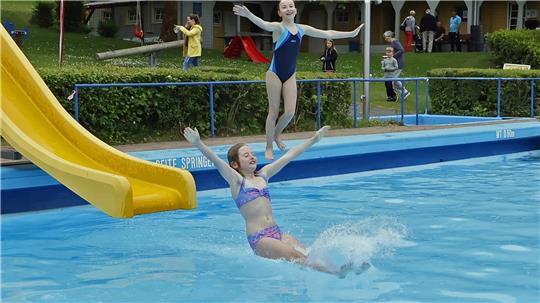 Im Freibad Oker ins kühle Nass springen – eine der Aktivitäten, die Kinder im Sommer beim Kunstkarussell erwartet.
