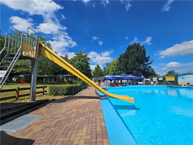 Das Leck im Freibad Oker ist gestopft Im Freibad in Oker kann wieder ins kühle Nass gesprungen werden. Foto: Sowa