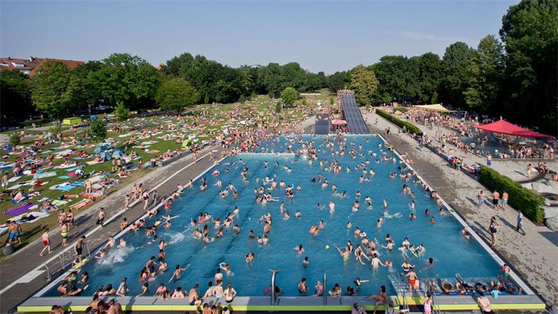 Geräusche, Gerüche, Gänsehaut - der Sommer im Freibad Im Freibad kann es bei Hitze schon mal voll werden. (Archivbild)