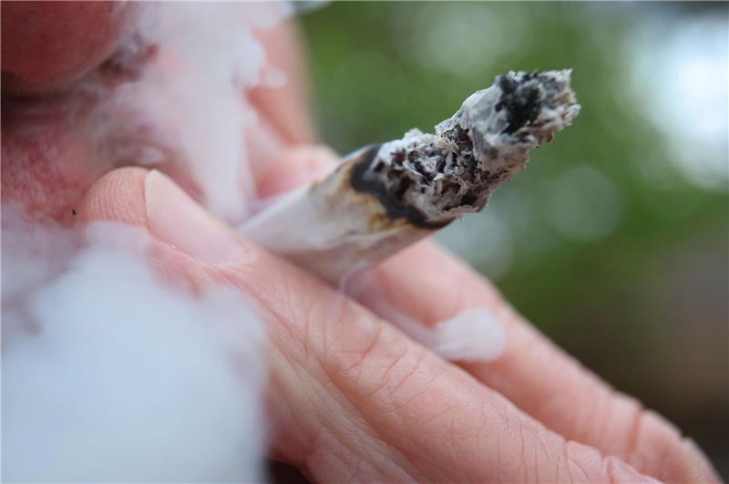 Cannabis: Experte hält Gefahr durch Passivrauchen für gering Im Freien besteht die Rausch-Gefahr durch Passivrauch «quasi überhaupt nicht»
